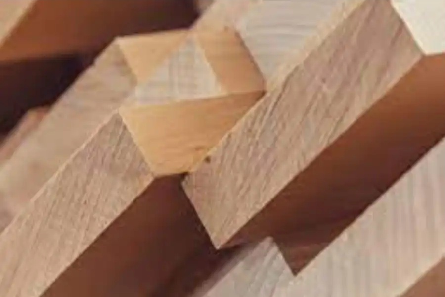 مقایسه چوب روسی ساسنا و یولکا؛ کدام انتخاب مناسب‌تری برای تولید درب است؟